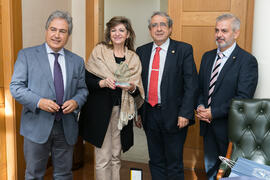 Foto de grupo previa a la firma del convenio de la Universidad de Málaga con el gobierno de Paraguay. Edificio del Rectorado. Diciembre de 2017