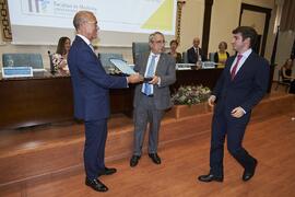 Entrega del premio al mejor expediente académico de Grado a Gonzalo García Martí. Celebración del 50 Aniversario de la Facultad de Medicina de la Universidad de Málaga. Facultad de Medicina. Octubre de 2022