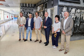 Foto de grupo. Inauguración del mural de Ángel Idígoras en la Facultad de Ciencias Económicas y Empresariales de la Universidad de Málaga. Campus de El Ejido. Junio de 2022