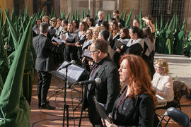 Coro Oficial de la Universidad de Málaga. Acto de la Hermandad de los Estudiantes en la Catedral. Plaza del Obispo, Málaga. Abril de 2019
