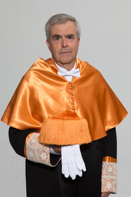 Retrato de José Emilio Navas previo a su investidura como Doctor "Honoris Causa" por la Facultad de Ciencias Económicas y Empresariales de la Universidad de Málaga. Edificio del Rectorado. Abril de 2017