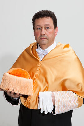 Retrato de Manuel Molina Lozano antes de su investidura como Doctor "Honoris Causa" por la Facultad de Turismo de la Universidad de Málaga. Rectorado. Abril 2016