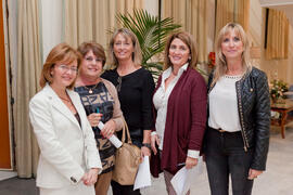 Foto de grupo. Homenaje a María Victoria Atencia. Edificio del Rectorado. Diciembre de 2014