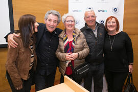 Foto de grupo tras la conferencia de Miguel Ríos "La música como testimonio de la Transición" del ciclo "Historia, documentos y sociedad". Edificio del Rectorado. Abril de 2019