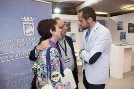 José Ángel Narváez, Isabel Jiménez y Luis Verde en el estand del Área de Juventud del Ayuntamiento de Málaga. Jornadas de Puertas Abiertas de la Universidad de Málaga. Complejo Polideportivo Universitario. Abril de 2016