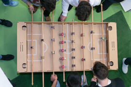 Futbolín de cartón en el estand de Autoescuelas El Torcal. Jornadas de Puertas Abiertas de la Universidad de Málaga. Complejo Polideportivo Universitario. Abril de 2018