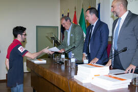 Entrega de mención especial. Facultad de Ciencias Económicas y Empresariales. Junio de 2018