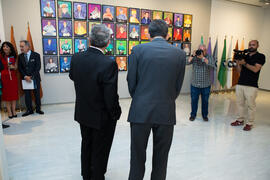 Pedro Duque y José Ángel Narváez frente al mural de los Doctores Honoris Causa por la Universidad de Málaga. Edificio del Rectorado. Junio de 2018