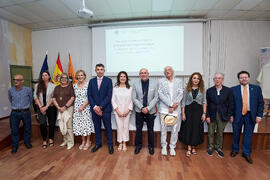 Foto de grupo. Presentación del Retrato de Honor de D. Eugenio José Luque Domínguez. Facultad de Ciencias Económicas y Empresariales. Junio de 2025