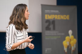 Intervención de Sara Carmona en la conferencia "Emprendimiento y promoción del territorio" junto a Míriam García. Seminario "Emprende 21". Paraninfo. Noviembre de 2017