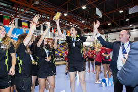 Entrega de trofeo. España ganadora en la categoría femenina. Ceremonia de clausura del Campeonato del Mundo Universitario de Balonmano. Antequera. Julio de 2016