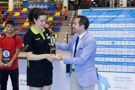 Entrega de trofeo. Ceremonia de clausura del Campeonato del Mundo Universitario de Balonmano. Antequera. Julio de 2016