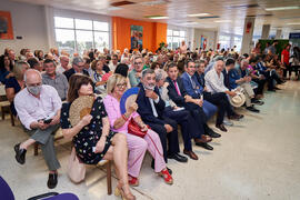 Asistentes a la inauguración del mural de Ángel Idígoras en la Facultad de Ciencias Económicas y Empresariales de la Universidad de Málaga. Campus de El Ejido. Junio de 2022