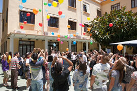 Suelta de globos en la fiesta del Día del Español. Centro Internacional de Español de la Universidad de Málaga. Junio de 2016