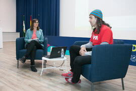 Chema Alonso con Susana Escudero en la conferencia "Dialogando". Salón de actos de la E.T.S.I Informática y Telecomunicaciones. Abril de 2017