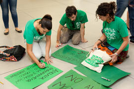 Alumnos preparando pancartas antes del acto de Apertura del Curso Académico 2013/2014 de la Universidad de Málaga. Complejo de Estudios Sociales y Comercio. Octubre de 2013