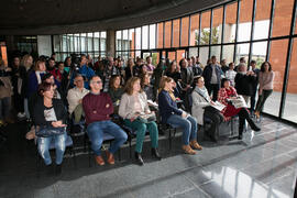 Asistentes a la presentación de la instalación "Biblioteca de Babel XIII", de José Ignacio Díaz de Rábago. Biblioteca General. Enero de 2018