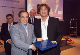 Entrega de regalo en la cena del 3º Congreso Internacional de Actividad Físico-Deportiva para Mayores de la Universidad de Málaga. Hotel Barceló Málaga. Marzo de 2009