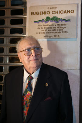 Eugenio Chicano con la placa conmemorativa de su nacimiento. Casa Natal de Eugenio Chicano. Málaga. Octubre de 2017