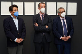 Jihoon Oh, Javier Parrondo y José Ángel Narváez. Inauguración de la exposición "Why not Korea?". Edificio del Rectorado de la Universidad de Málaga. Enero de 2022