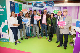 Foto de grupo en el estand del Contenedor Cultural. Jornadas de Puertas Abiertas de la Universidad de Málaga. Complejo Polideportivo Universitario. Abril de 2016