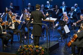 José Luis López Antón dirige a la Orquesta Sinfónica de Málaga. Concierto Conmemorativo del 50 Aniversario de la Universidad de Málaga. Auditorio Edgar Neville, Málaga. Junio de 2022
