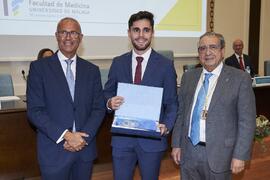 Entrega del premio al mejor expediente académico de Grado a Pedro Fernández Martín. Celebración del 50 Aniversario de la Facultad de Medicina de la Universidad de Málaga. Facultad de Medicina. Octubre de 2022