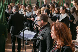 Coro Oficial de la Universidad de Málaga. Acto de la Hermandad de los Estudiantes en la Catedral. Plaza del Obispo, Málaga. Abril de 2019