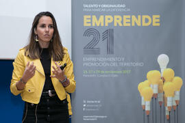 Intervención de Míriam García en la conferencia "Emprendimiento y promoción del territorio" junto a Sara Carmona. Seminario "Emprende 21". Paraninfo. Noviembre de 2017