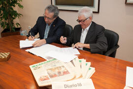 Firma del convenio para la donación del archivo fotográfico y la colección completa del Diario 16. Facultad de Ciencias Económicas y Empresariales. Marzo de 2015