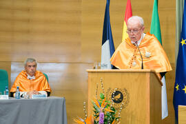 El padrino, Carlos A. Benavides Velasco, en la investidura como Doctor "Honoris Causa" de José Emilio Navas por la Facultad de Ciencias Económicas y Empresariales de la Universidad de Málaga. Edificio del Rectorado. Abril de 2017