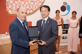 Entrega de premios, de parte de FISU, de la Universidad de Málaga, del ayuntamiento de Antequera y del Comité Organizador. 14º Campeonato del Mundo Universitario de Fútbol Sala 2014 (FUTSAL). Antequera. Julio de 2014
