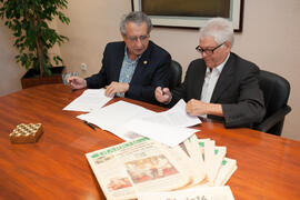 Firma del convenio para la donación del archivo fotográfico y la colección completa del Diario 16. Facultad de Ciencias Económicas y Empresariales. Marzo de 2015