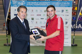 Premio a Mejor Portero para Valiantsin Pazniak de Bielorrusia. Acto de clausura y entrega de medallas. 14º Campeonato del Mundo Universitario de Fútbol Sala 2014 (FUTSAL). Antequera. Julio de 2014
