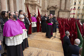 Intervención del Obispo de Málaga, Jesús Catalá. Acto de la Hermandad de los Estudiantes en la Catedral. Plaza del Obispo, Málaga. Abril de 2022