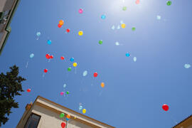 Suelta de globos en la fiesta del Día del Español. Centro Internacional de Español de la Universidad de Málaga. Junio de 2016