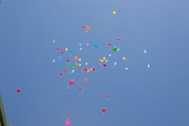 Suelta de globos en la fiesta del Día del Español. Centro Internacional de Español de la Universidad de Málaga. Junio de 2016
