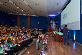 Magdalena Martín da lectura a la "Laudatio". Investidura de nuevos doctores por la Universidad de Málaga. Paraninfo. Junio de 2022