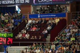 Palco de autoridades. Homenaje del Unicaja Baloncesto a la Facultad de Económicas en su 50 Aniversario. Palacio de Deportes José María Martín Carpena. Mayo de 2015