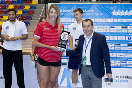 Entrega de trofeo. Ceremonia de clausura del Campeonato del Mundo Universitario de Balonmano. Antequera. Julio de 2016