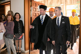 Miguel Porras y el Macero Mayor en la comitiva previa a la investidura de nuevos doctores por la Universidad de Málaga. Paraninfo. Marzo de 2017