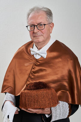Retrato de Felipe Romera previo a su investidura como Doctor "Honoris Causa" por la por la Escuela Técnica Superior de Ingeniería de Telecomunicación de la Universidad de Málaga. Paraninfo. Marzo de 2022