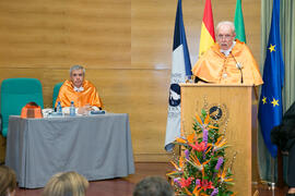El padrino, Carlos A. Benavides Velasco, en la investidura como Doctor "Honoris Causa" de José Emilio Navas por la Facultad de Ciencias Económicas y Empresariales de la Universidad de Málaga. Edificio del Rectorado. Abril de 2017