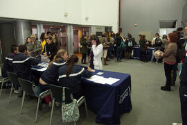 Entrega de acreditaciones. 4º Congreso Internacional de Actividad Físico-Deportiva para Mayores de la Universidad de Málaga. Escuela Técnica Superior de Ingeniería Informática y Telecomunicaciones. Marzo de 2011