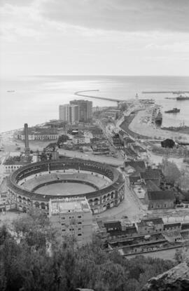 Málaga. Vistas del Puerto y la Malagueta desde el Castillo de Gibralfaro. Diciembre de 1963