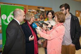 Eugenio Luque y Adelaida de la Calle atendiendo a los medios en la inauguración de las IX Jornadas Andaluzas de Enseñanza de Economía. Facultad de Ciencias Económicas y Empresariales. Febrero de 2016