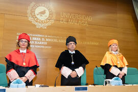 Yolanda García Calvente, José Ángel Narváez y Susana Cabrera. Investidura de Miguel Sáenz Sagaseta y Brian Harris como Doctores "Honoris Causa" por la Facultad de Filosofía y Letras de la Universidad de Málaga. Edificio del Rectorado. Febrero de 2020