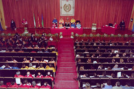 Investidura como Doctor "Honoris Causa" de D. Eduardo García de Enterría por la Universidad de Málaga. Paraninfo. Abril de 1999
