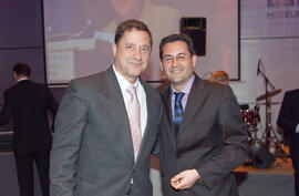 Entrega de regalo en la cena del 3º Congreso Internacional de Actividad Físico-Deportiva para Mayores de la Universidad de Málaga. Hotel Barceló Málaga. Marzo de 2009