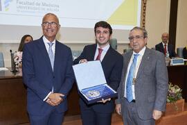 Entrega del premio al mejor expediente académico de Grado a Gonzalo García Martí. Celebración del 50 Aniversario de la Facultad de Medicina de la Universidad de Málaga. Facultad de Medicina. Octubre de 2022
